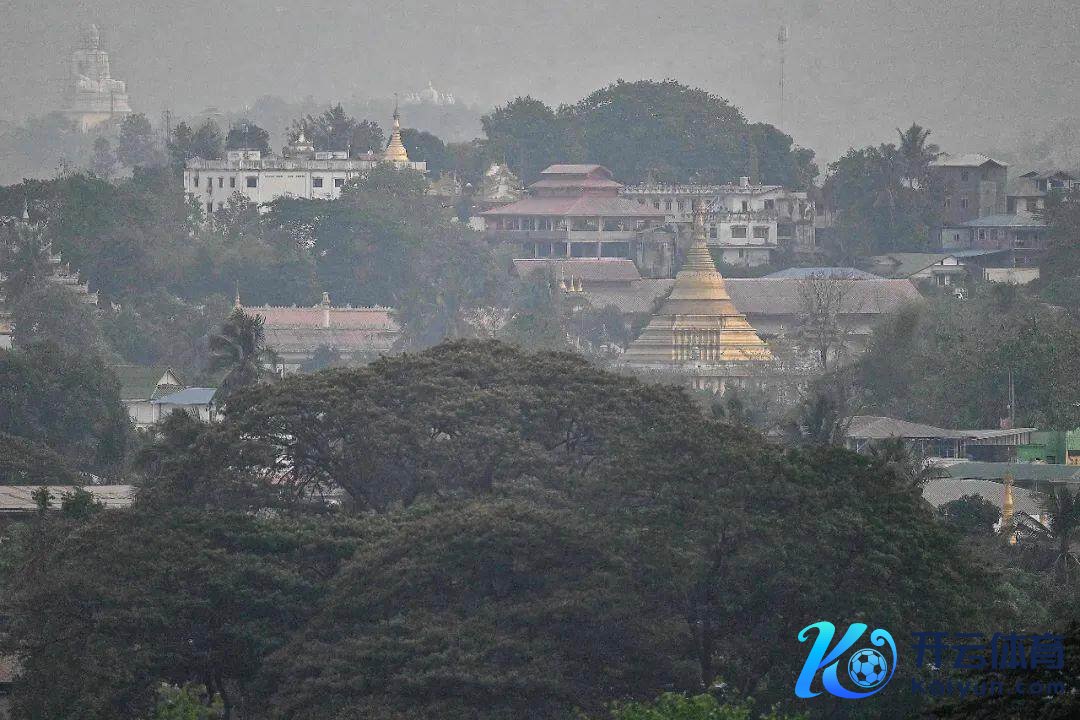 从泰国湄索遥看缅甸妙瓦底镇